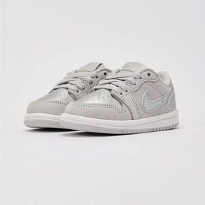 KIDS JORDAN AIR JORDAN 1 RETRO LOW OG 'METALLIC SILVER' TODDLER